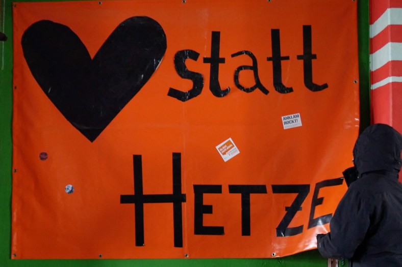 Plakat mit Aufschrift Herz statt Hetze