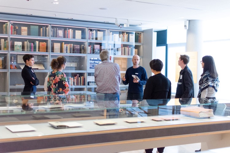 Menschen in einer Ausstellung