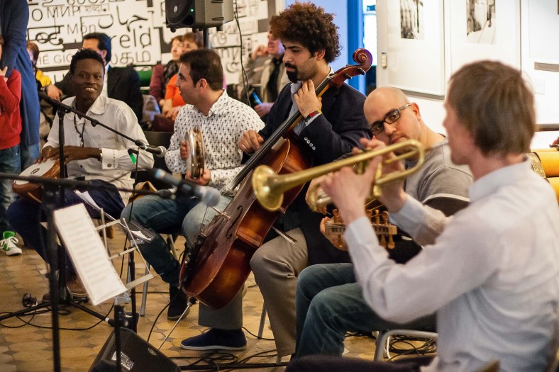 Musikgruppe / Band spielt bei einem Auftritt