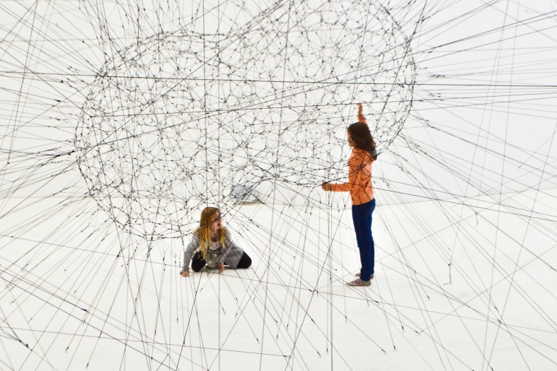 Zwei Kinder spielen in einer Kunstinstallation