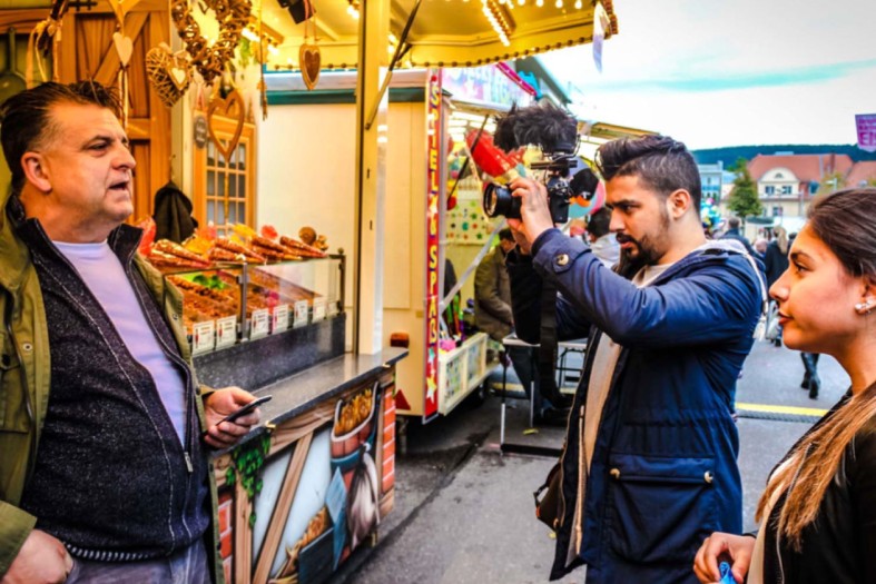 Jugendliche filmen auf Jahrmarkt