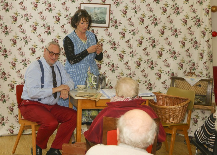 Mann und Frau auf Bühne bei Theateraufführung