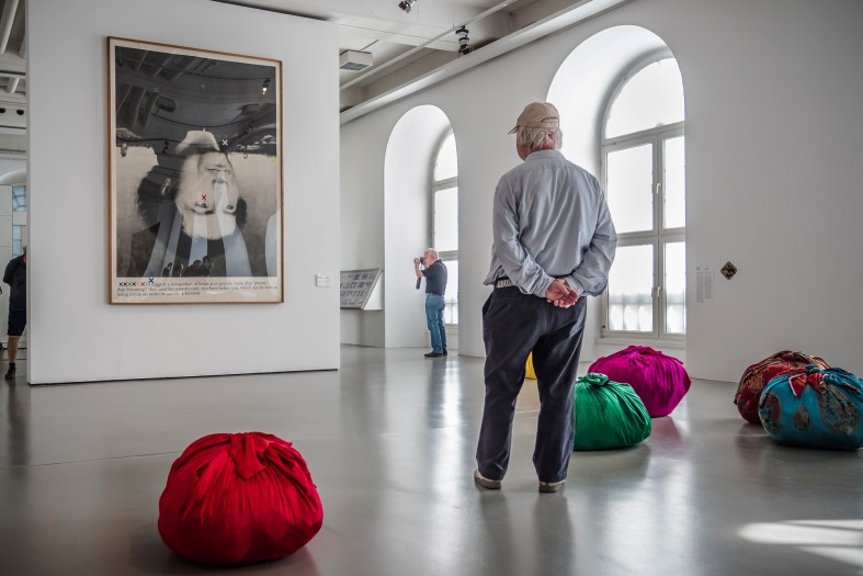 Mann in Ausstellung betrachtet Bild