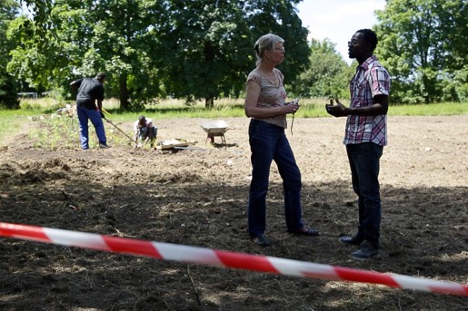 Zwei Personen unterhalten sich auf Wiese