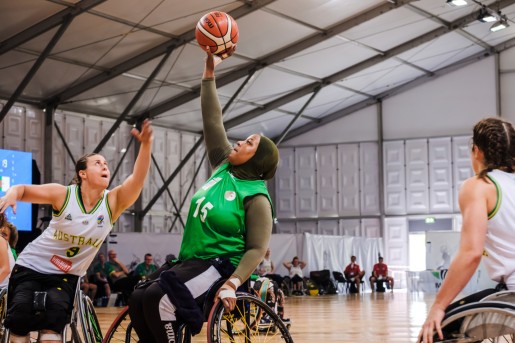 Zwei Personen spielen Basketball im Rollstuhl