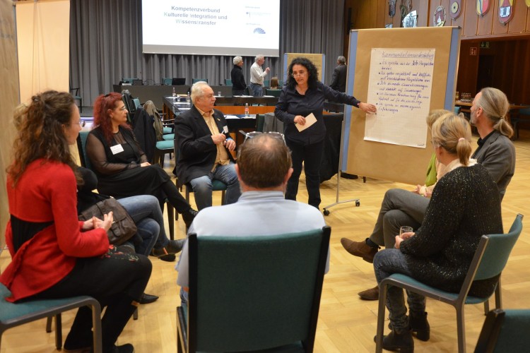 Menschen sitzen im Kreis diskutieren