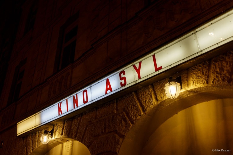 Fassade eines Kinos, Leuchtschrift "Kinoasyl"