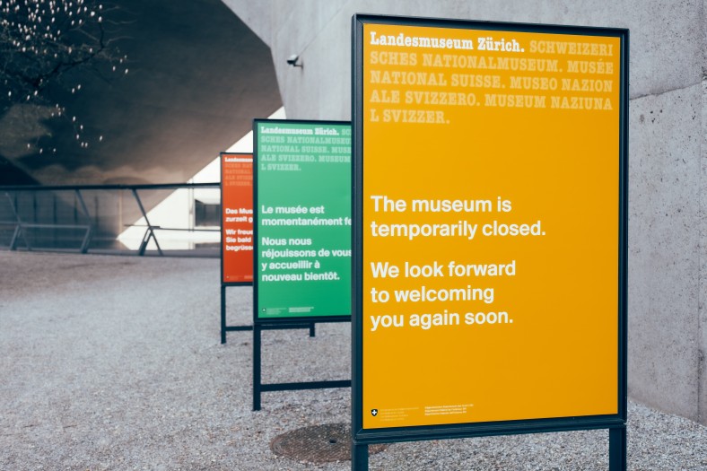 Schilder vor einem Museen in verschiedenen Farben, darauf steht: The Museum is temporarily closed.