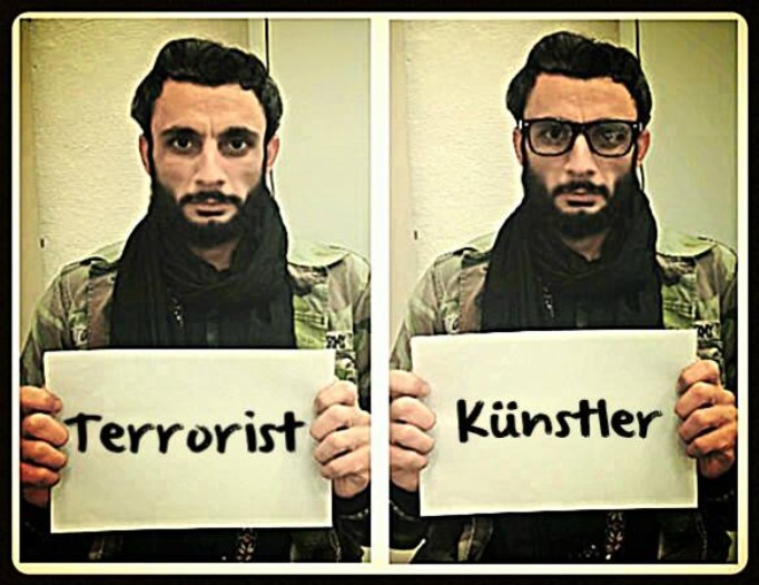 Zwei Fotos eine Person, auf denen sie Zettel mit der Aufschrift "Terrorist" und "Künstler" hält