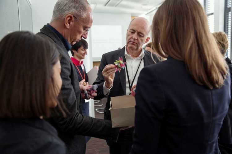 Verschiedene Menschen bei Konferenz, unterhalten sich