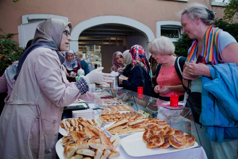 Essenstand, verschiedene Menschen essen oder warten darauf