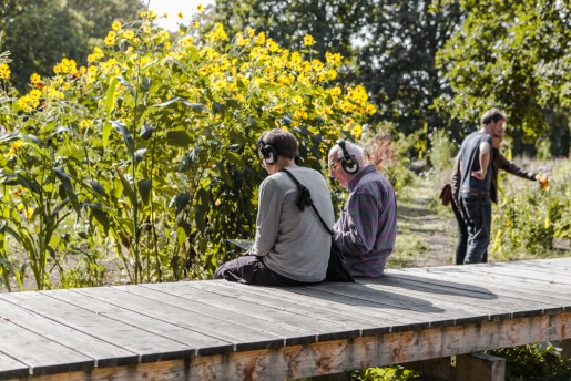 Zwei Personen in einem Garten, unterhalten sich