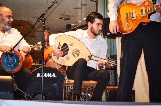 Verschiedene Menschen singen, machen Musik auf Bühne