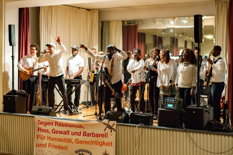 Verschiedene Menschen singen, machen Musik auf Bühne