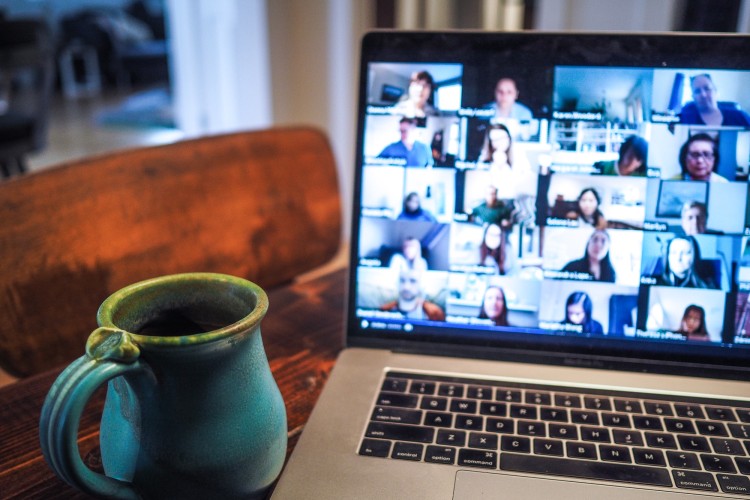 Laptop mit Videochat, daneben eine Tasse